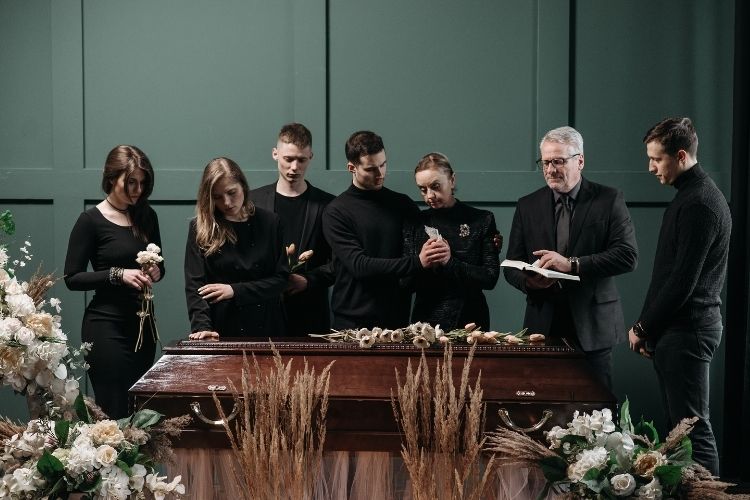 Funeral con ataúd y flores